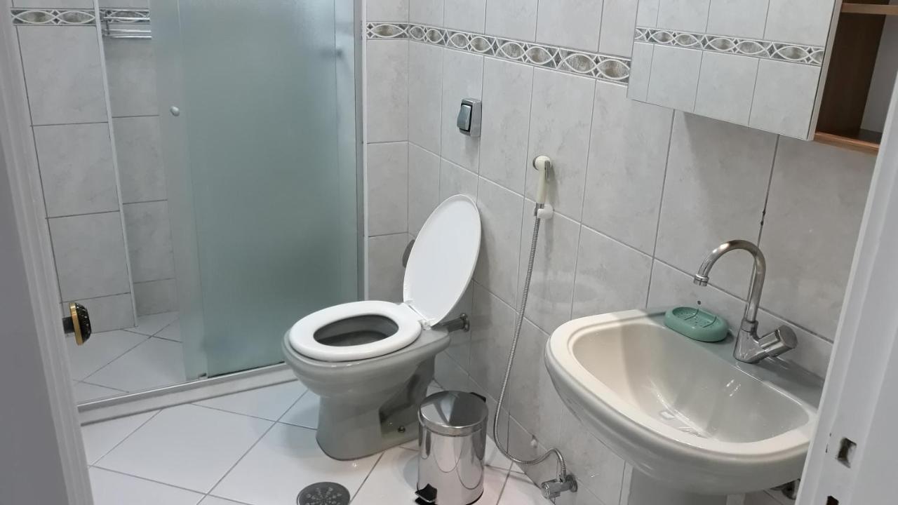 Ótimo apto em Pitangueiras à uma quadra da praia c/ 2 vagas e ar condicionado. Guarujá Exterior foto